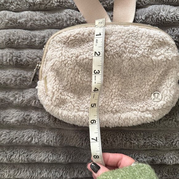 Lululemon Athletica Everywhere Belt Bag 1L Sherpa Fleece Off-White/Beige - Picture 12 of 12